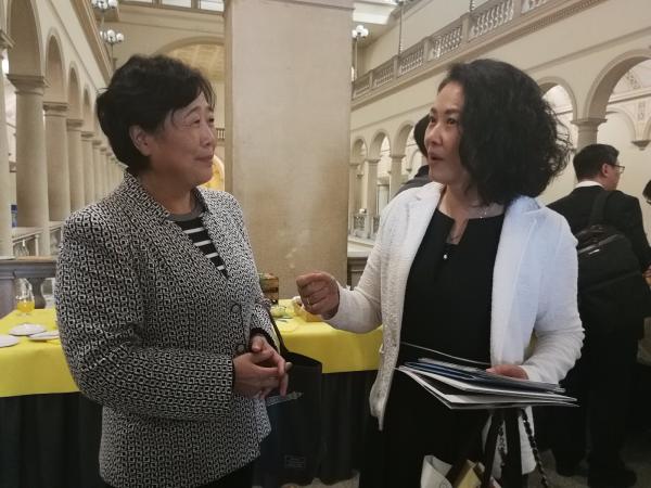 罗佳慧与中国驻瑞士大使馆席茹参赞亲切交谈.jpg