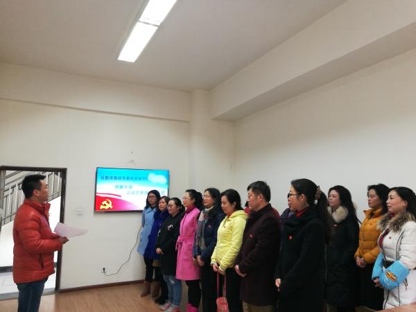 1-2佩戴党徽”亮身份“.jpg