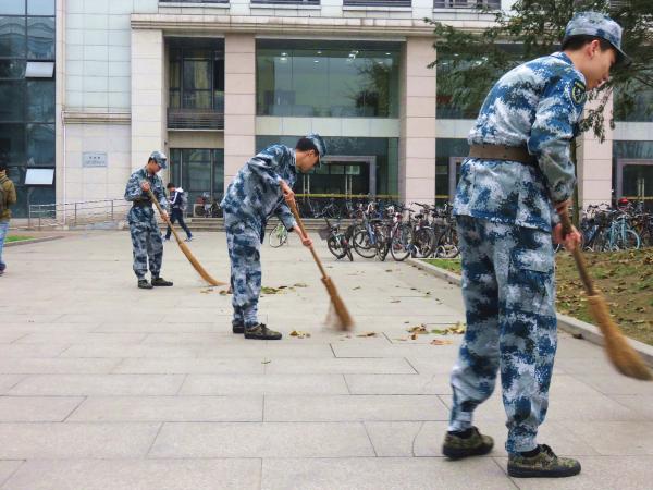 雷锋月打扫学院卫生.JPG