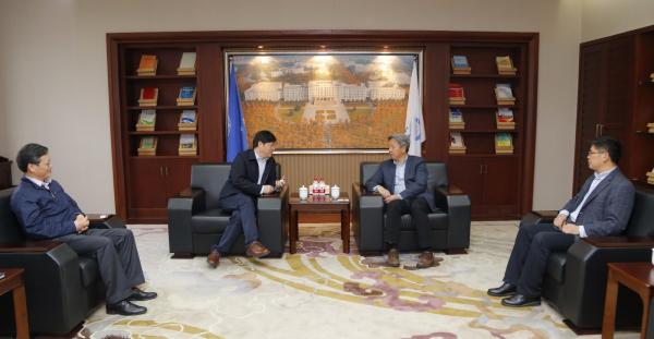 湖工大校长与王亚非书记交流2.jpg