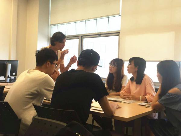 3.课堂上授课老师参与小组讨论.jpg