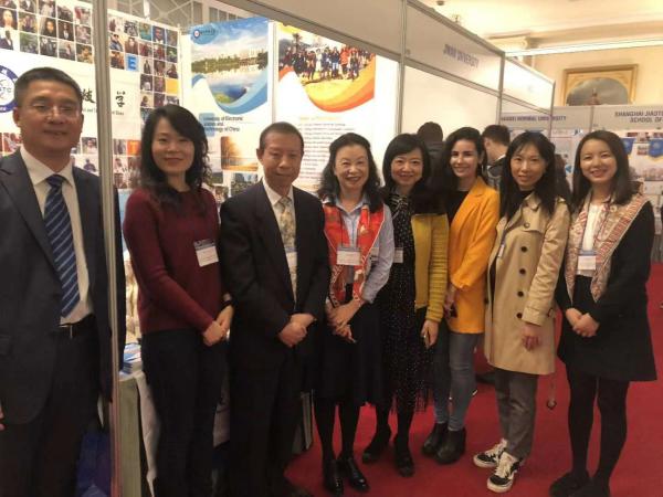 8圣彼得堡展会与使馆和协会负责人合影.jpg