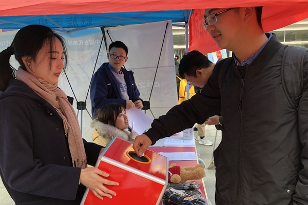 参与者正在抽奖.JPG