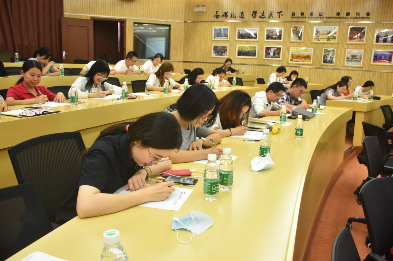 讲座参会现场.png