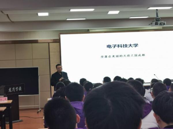 李院长在龙岗学校招生咨询.jpg