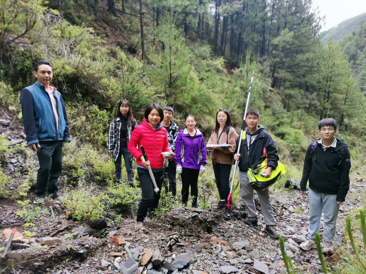 团队师生实地考察 (6).jpg