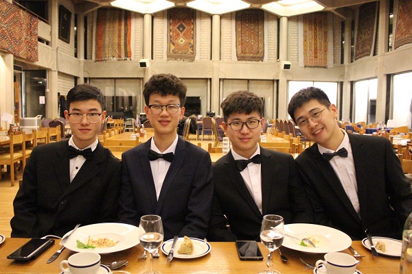 UESTC同学体验英式正餐.jpg
