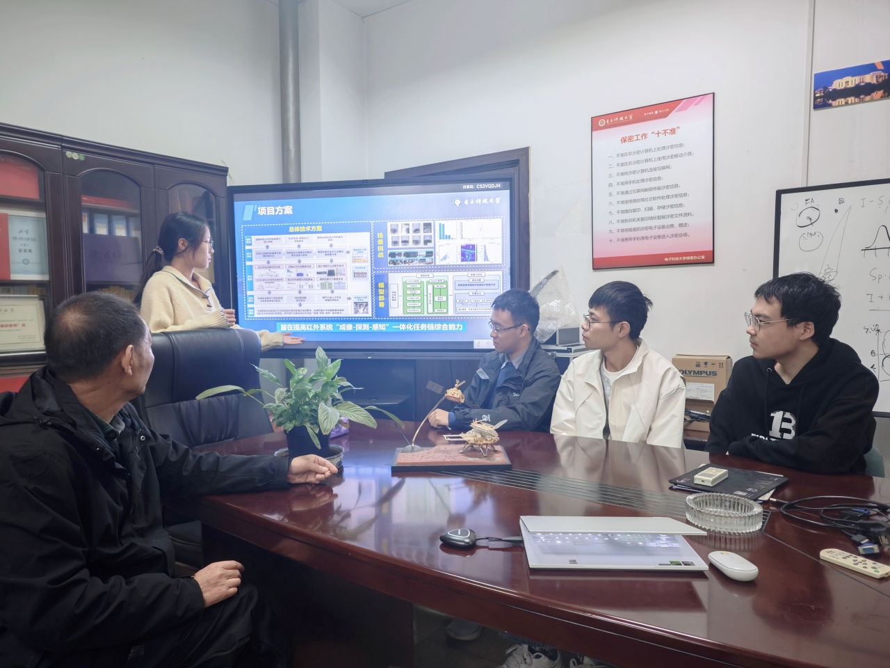 e81ba4ea951575b33c1ad28ca1619c48_4e893.j