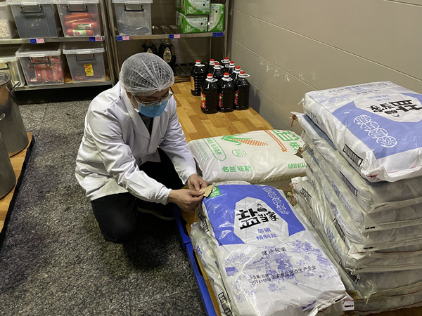 食品安全管理员对库房进行检查，确保物资安全_副本.jpg